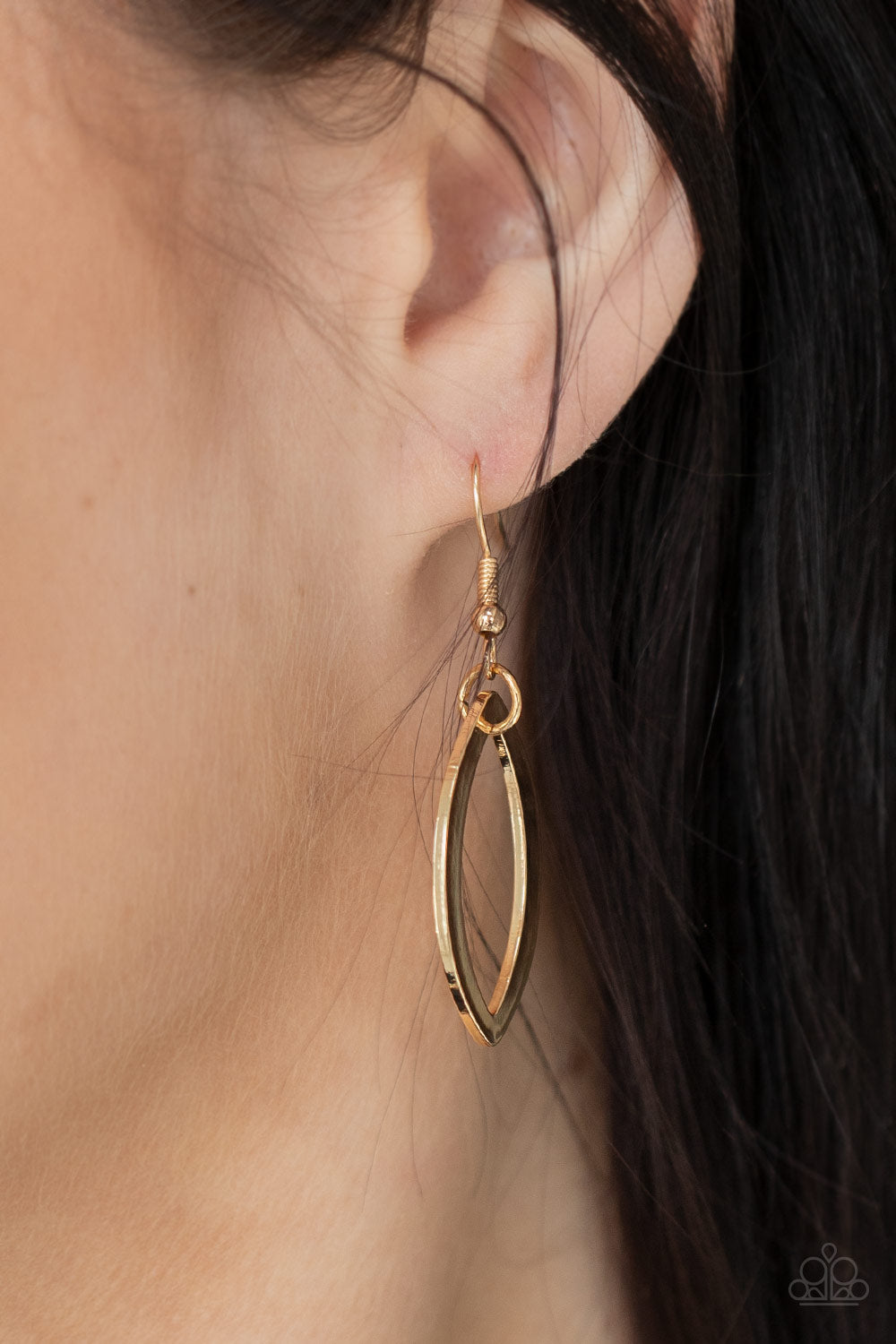 The OVAL-achiever Gold Necklace - Paparazzi Accessories Stunning gold ellipses link together for two layers of bold, basic drama. The layers hang from a simple gold chain adding balance to the scene. Features an adjustable clasp closure. Sold as one individual necklace. Includes one pair of matching earrings.
