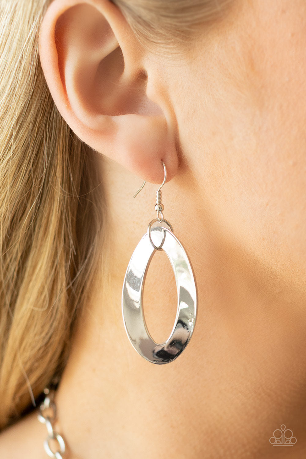 METALHEAD Count - Silver Item #P2BA-SVXX-065XX Flattened silver oval frames link with oval silver rings below the collar, creating a gritty glamorous statement. Features an adjustable clasp closure. Sold as one individual necklace. Includes one pair of matching earrings.